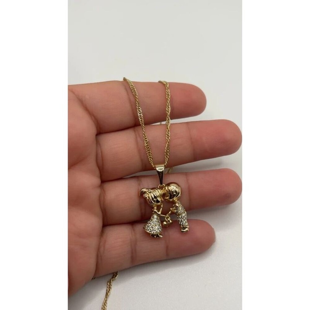 Cadena con hermoso dije chapado en oro